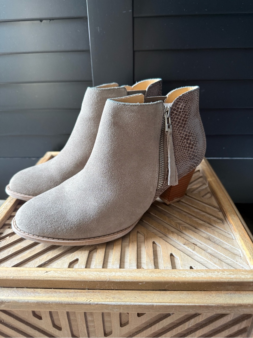 Vionic Anne Greige Suede Ankle Booties w/Textured Heel Accent 6.5 Wide